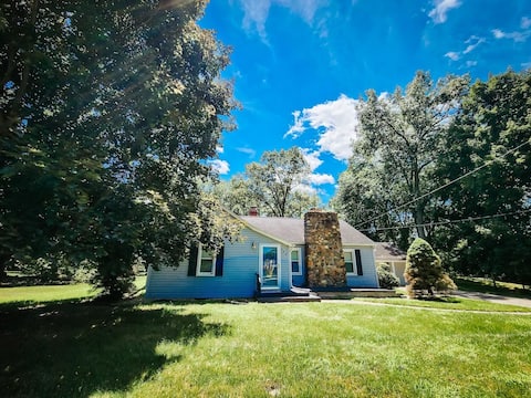 Cozy Cottage Near Campus