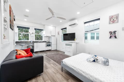 Top performing Airbnb: Beautiful, cozy studio apartment in Greenway / Upper Kirby Area