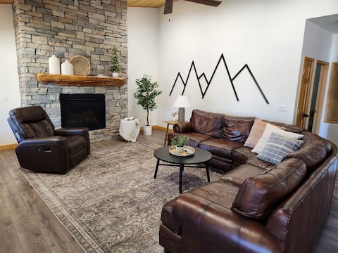 Popular Airbnb listing: Family Friendly, Air Hockey, Sleeps 14, Fire Pit in Heber Overgaard
