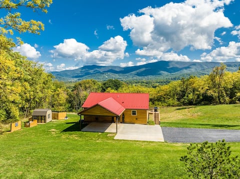 Howdy Cabin: Hot Tub, Stunning Views, EVSE, Wi-Fi
