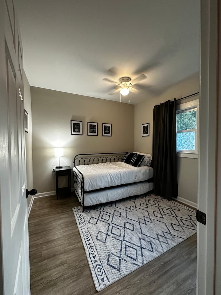 Cama individual con cama individual adicional, mesita de noche, armario, portaequipajes