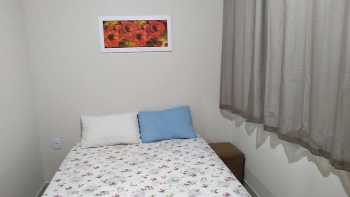 Chumba kilicho na feni ya dari. Kitanda na mto wa starehe. 