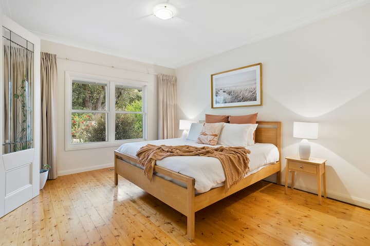 Master’s Suite | King sized bed overlooking sculptural native gardens, connecting to parent's retreat, a large walk-in-robe and en-suite.