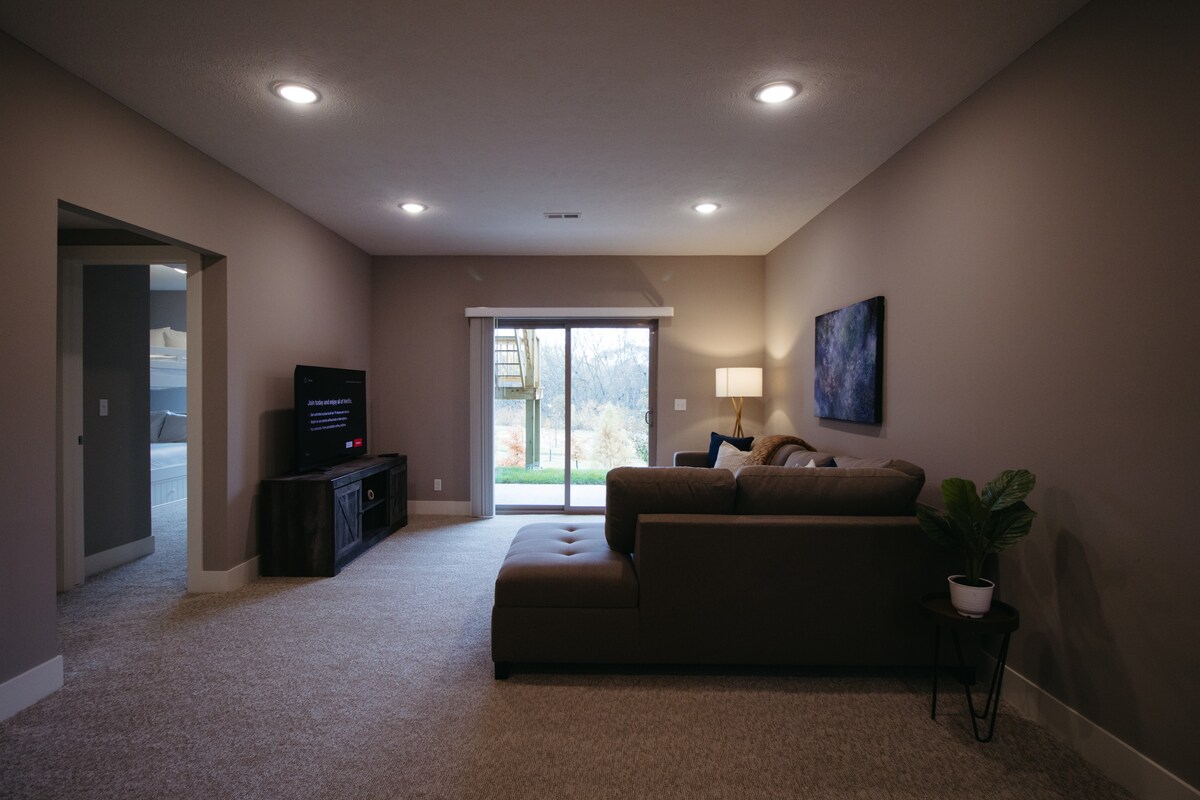 West Omaha Townhouse with GYM, Shopping, King Bed - Houses for Rent in Omaha,  Nebraska, United States - Airbnb