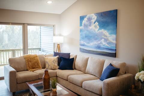 West Omaha Townhouse with GYM, Shopping, King Bed