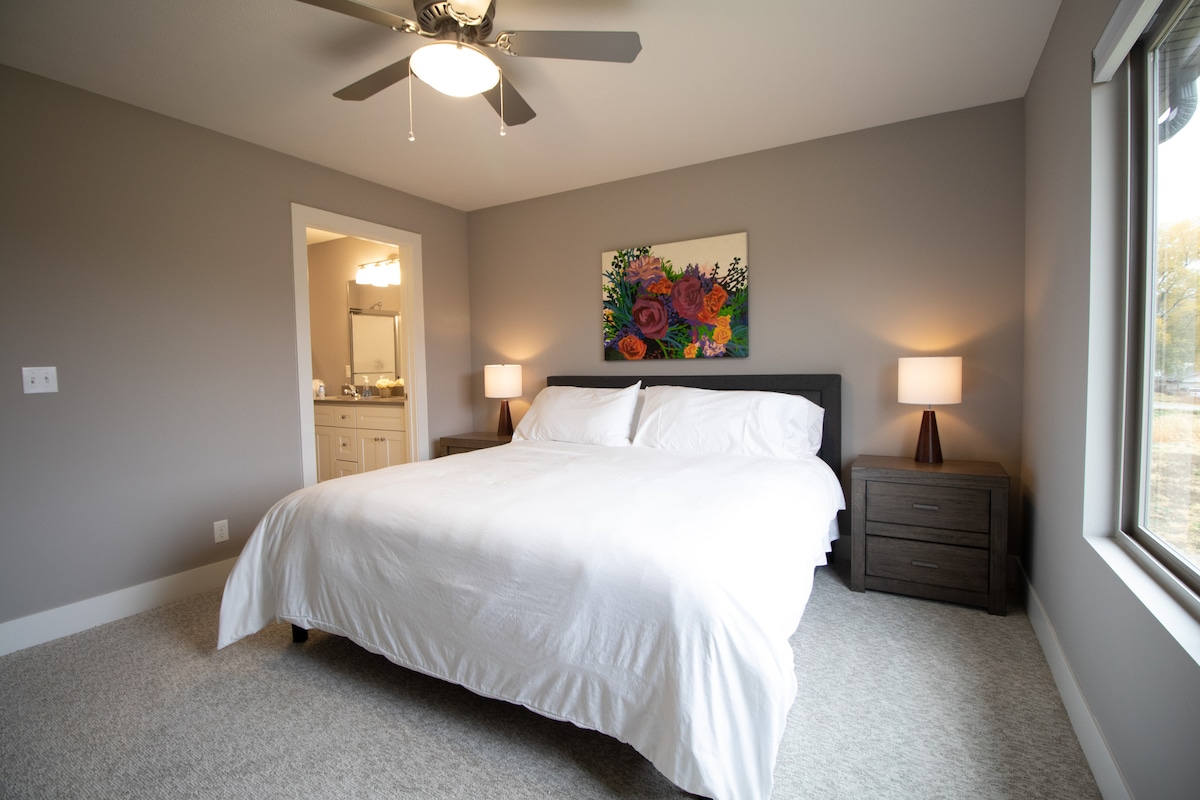 West Omaha Townhouse with GYM, Shopping, King Bed - Houses for Rent in Omaha,  Nebraska, United States - Airbnb