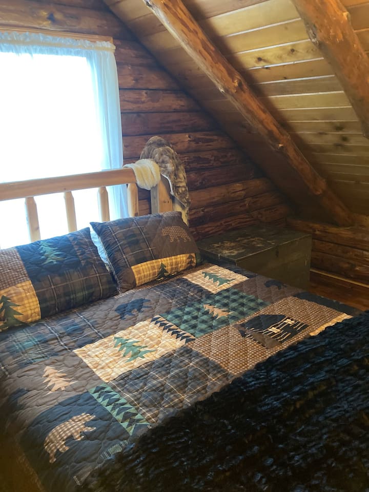 Dormitorio tamaño queen en el segundo piso
