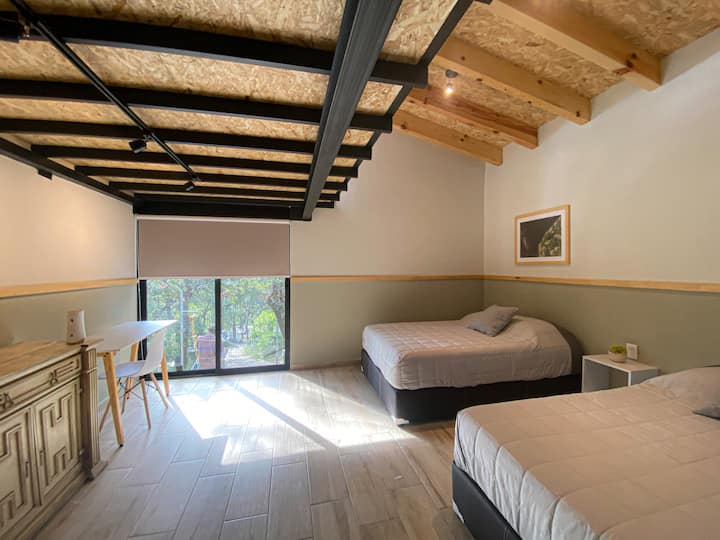 Dvokrevetna soba s zidnom navlakom i 4 bračna kreveta.