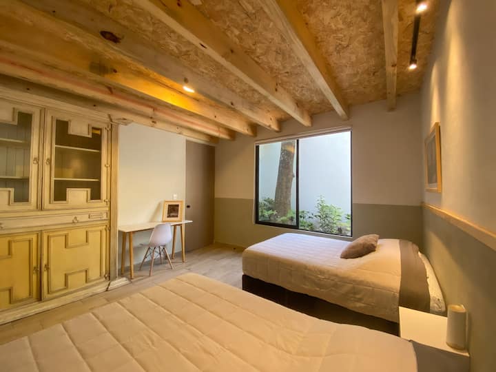 Spavaća soba u prizemlju, dva bračna kreveta.