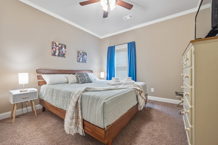 Საძინებელი №2 დარბაზის სააბაზანოს მოპირდაპირე მხარეს