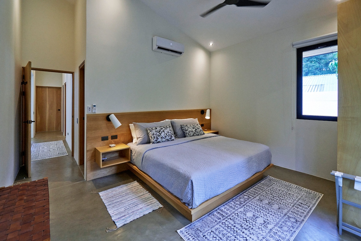 King Size bed ; ensuite bathroom 