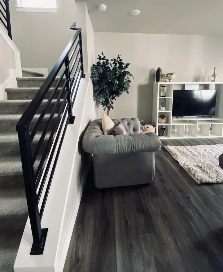 Télévision connectée et coin salon confortable 