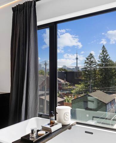 Luxury Modern Downtown House gallery image 2