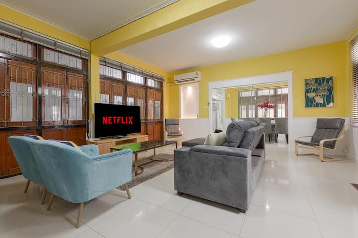 Kati kryesor ka një hapësirë banimi me përmasa bujare në një dhomë ndenjjeje luksoze me stil, me mobilie të nivelit të lartë dhe një televizor Samsung 65" QLED. Mblidhu rreth kësaj hapësire me familjen dhe miqtë e tu. Shijo Netflix dhe shërbime të tjera transmetimi. 