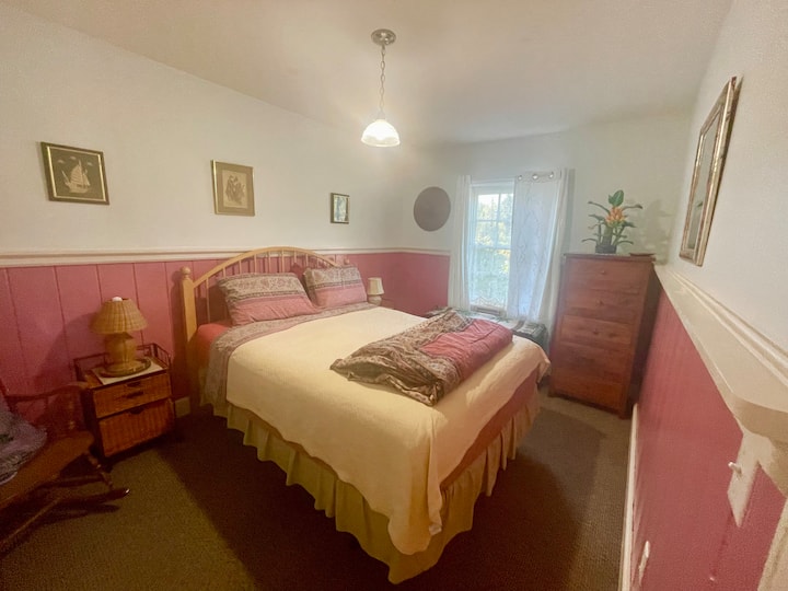 BR 3 tiene un tema de isla/naturaleza y una cama de matrimonio, y tiene vistas al jardín delantero. Ofrecemos sábanas  y toallas para los huéspedes de vacaciones. 