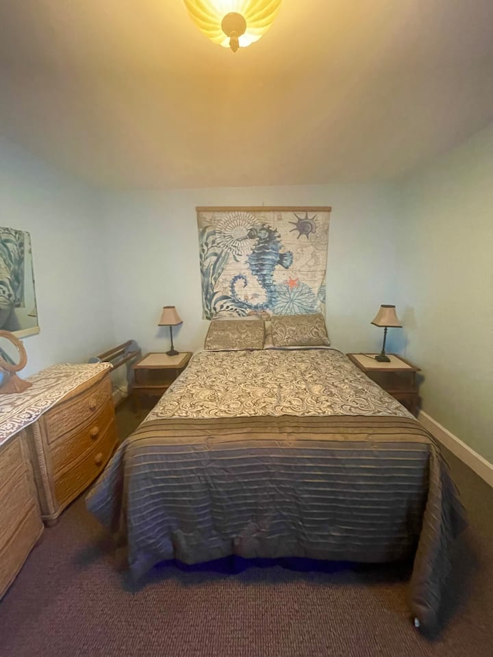 BR2, cama tamaño queen, es la más grande de las 3 BR, con un espacio dedicado. 