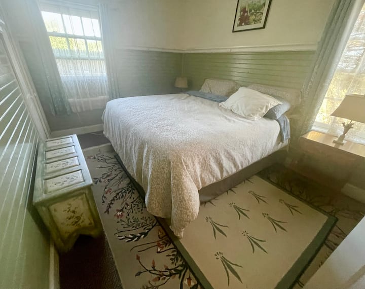 BR 1, con cama king y su propio baño privado con ducha. El armario extragrande es de doble anchura para guardar mucha ropa y artículos.