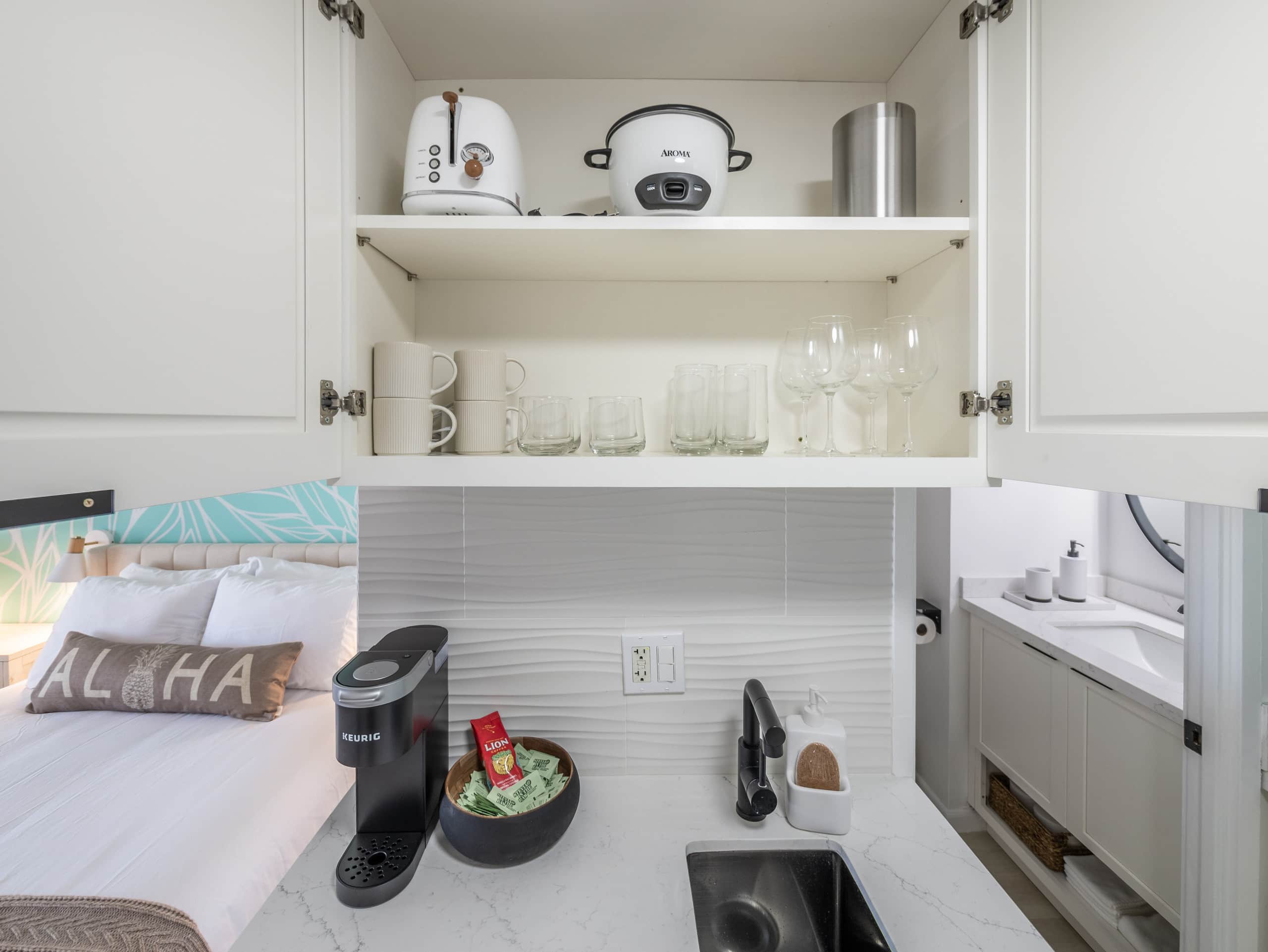 24FL- Stylish Studio In Central Waikiki - Image 4