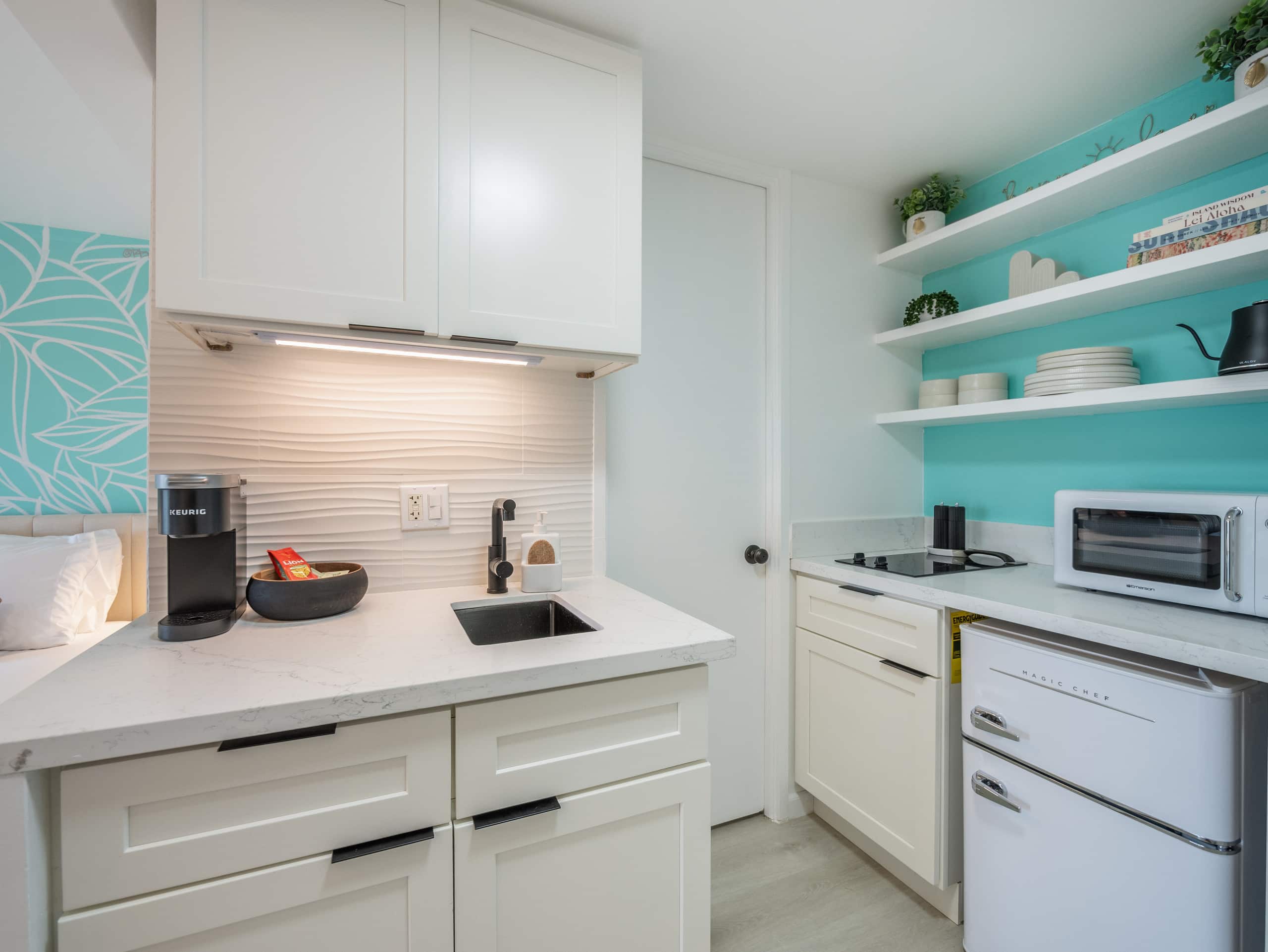 24FL- Stylish Studio In Central Waikiki - Image 3