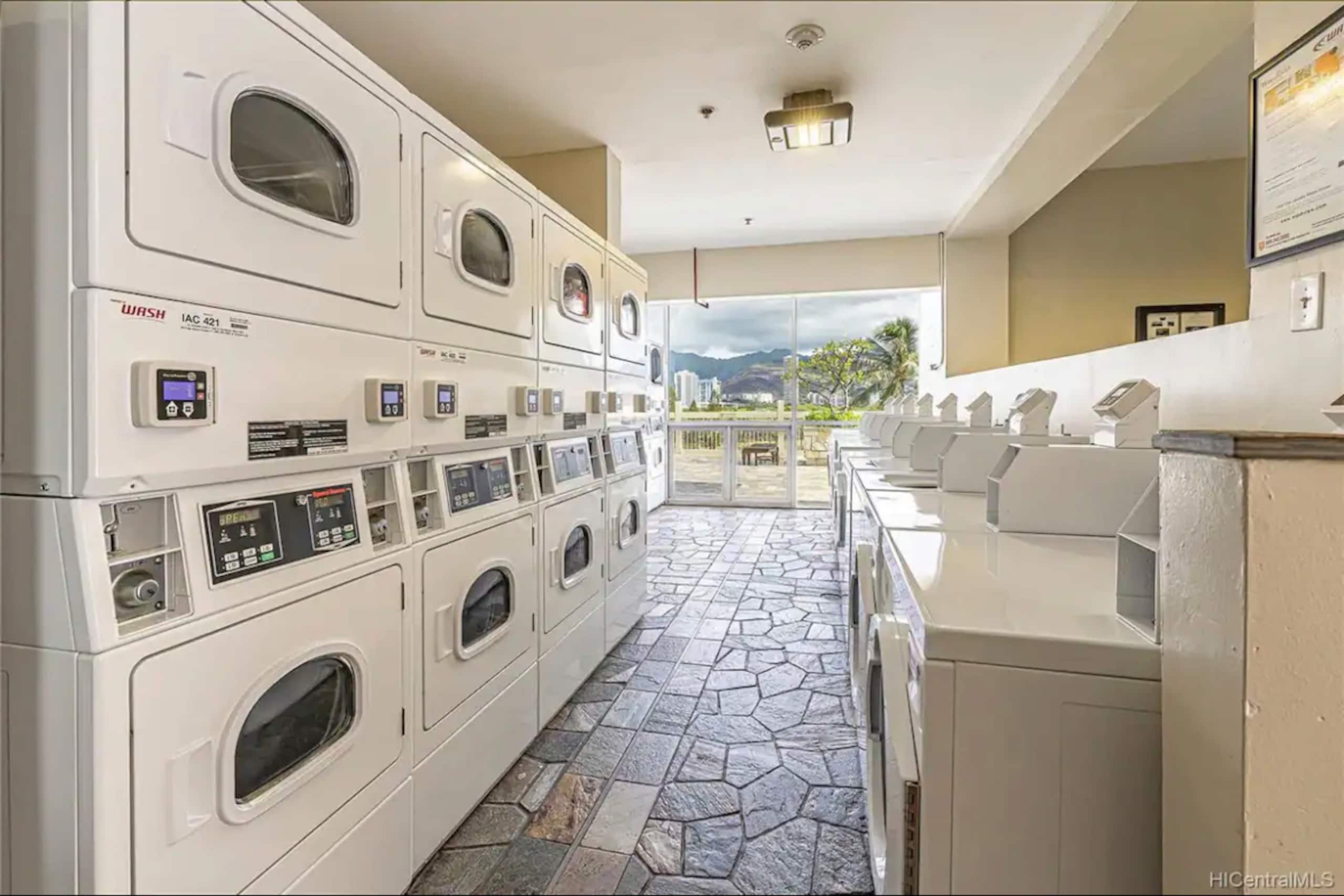 24FL- Stylish Studio In Central Waikiki - Image 12