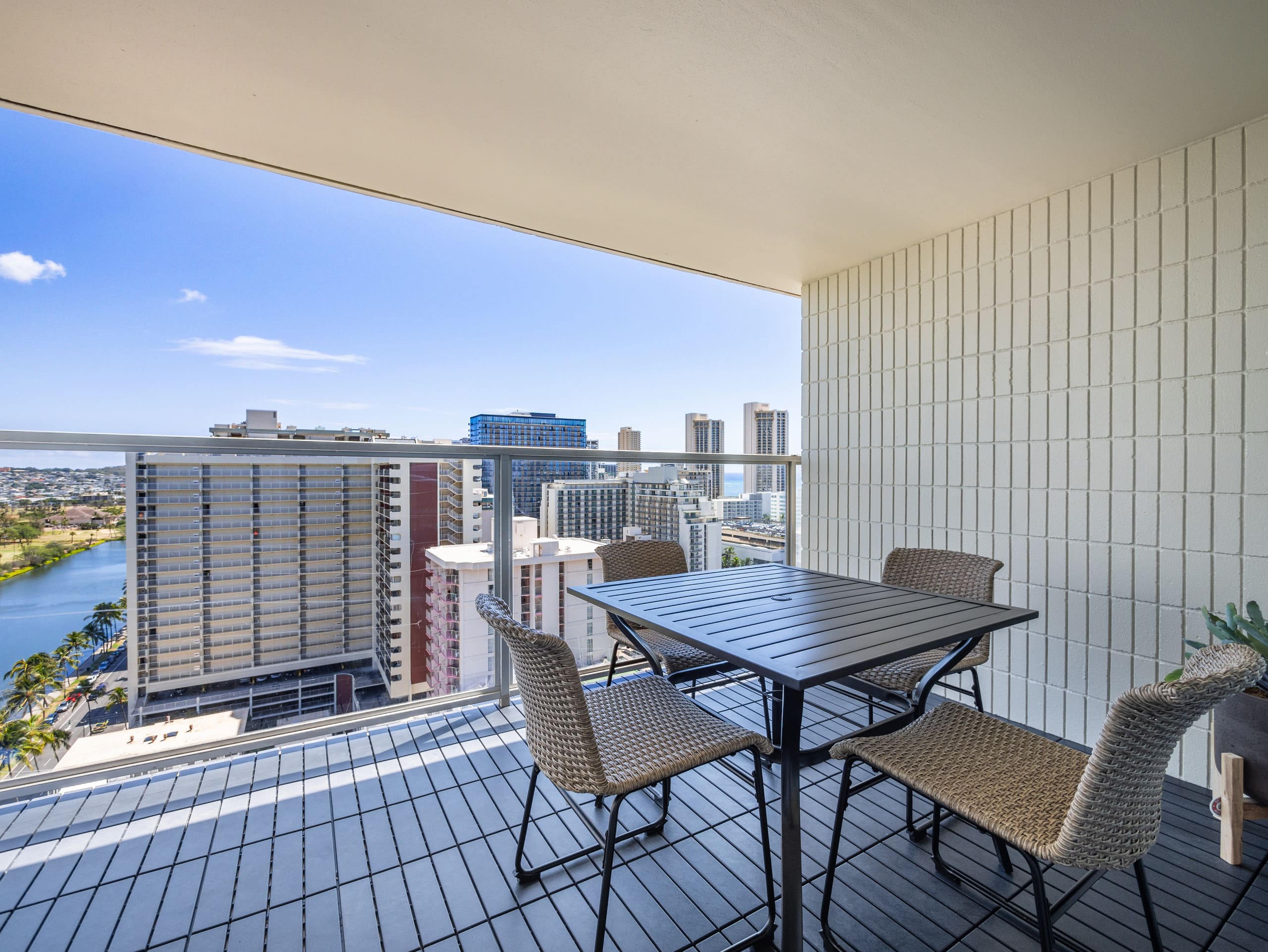 24FL- Stylish Studio In Central Waikiki - Image 8