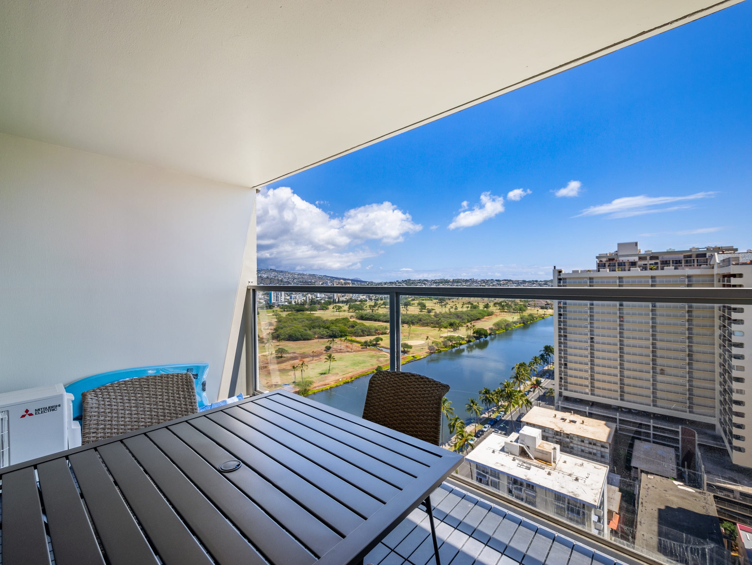 24FL- Stylish Studio In Central Waikiki - Image 9