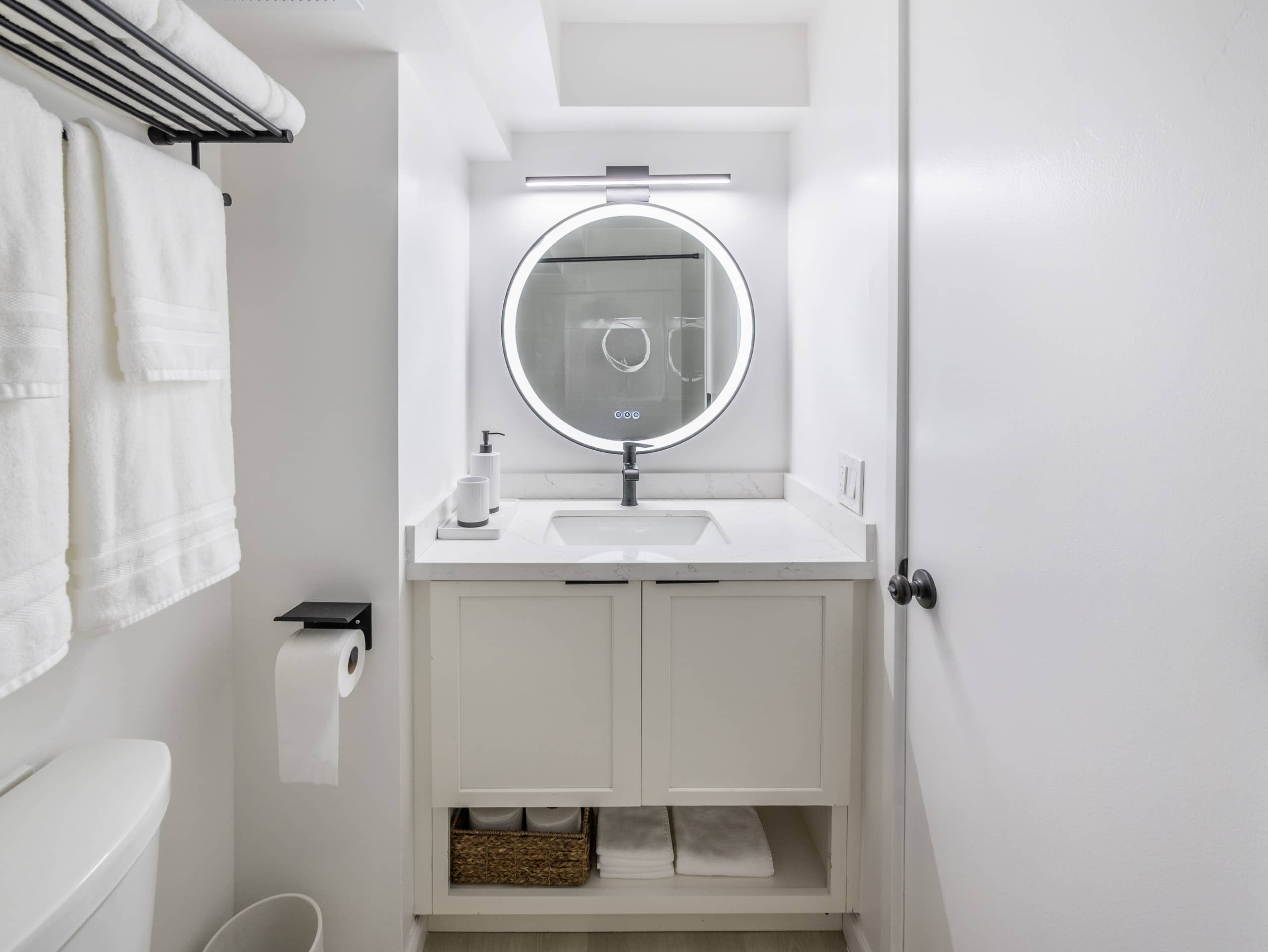 24FL- Stylish Studio In Central Waikiki - Image 7