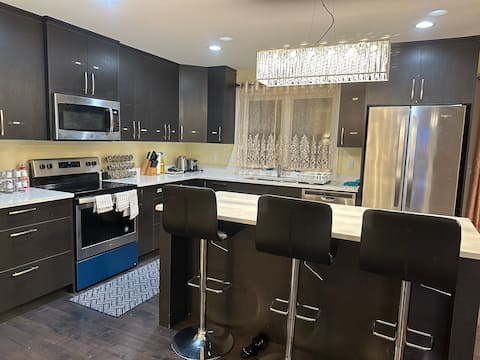 Successful Airbnb property: 4Bed, 2.5Bath, 2Living, Office in Confederation Sector