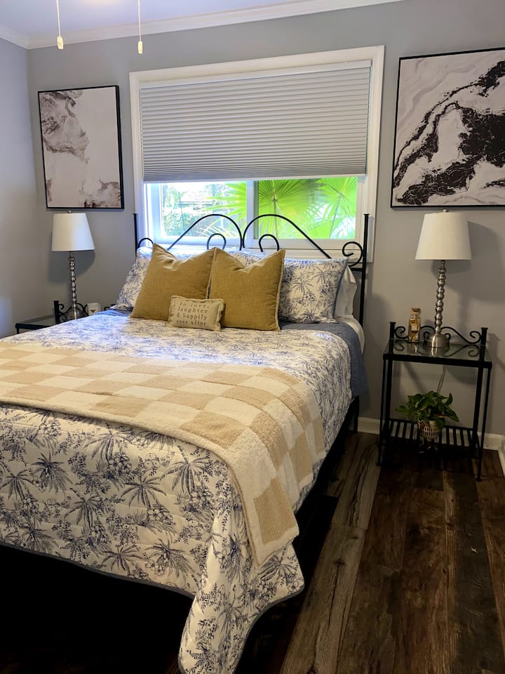Dormitorio 1: cama tamaño queen de felpa