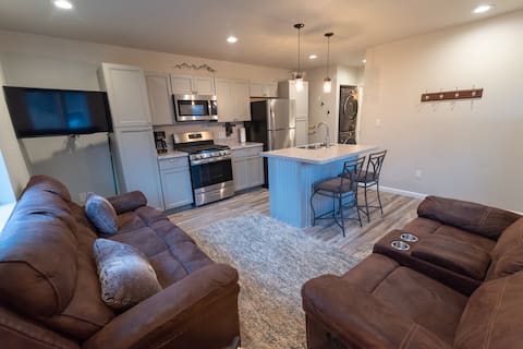 Top performing Airbnb: Downtown w/ Kitchen, Laundry, Wi-Fi, and Parking! in Mat / Su Valley