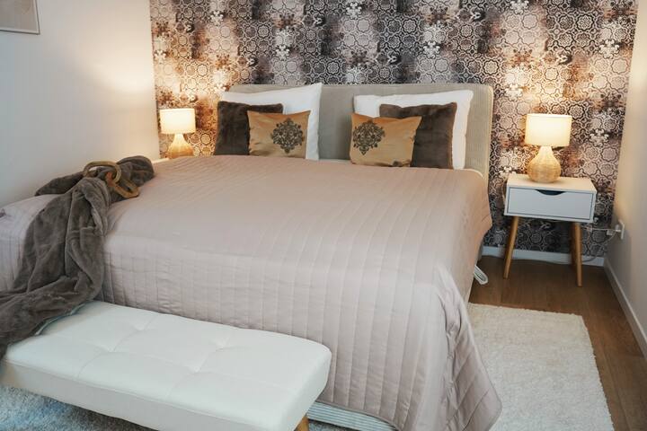 gemütliches Schlafzimmer mit 180*200 Boxspringbett für alle Träume