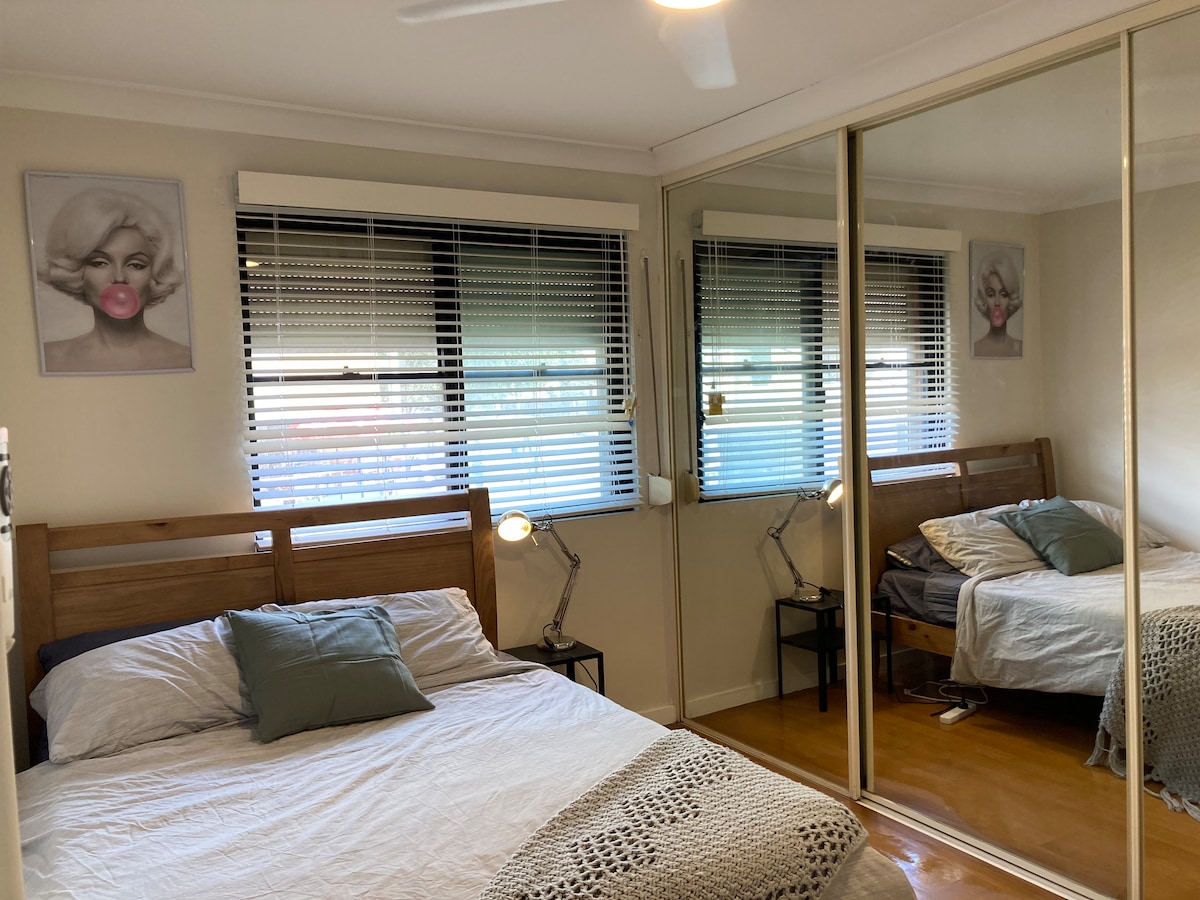 Chumba cha 2 cha kulala mara mbili, chenye milango mitatu iliyojengwa ndani na feni ya seli, madirisha yenye mng 'ao mara mbili