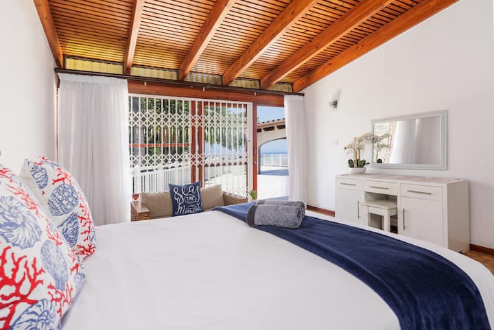 Vilë me shtëpizë verore 1 - Dhoma kryesore e gjumit që hapet në verandë,  ku ka pamje të mrekullueshme nga deti. Shtroja pambuku për rehatinë tënde. Në këtë dhomë ka ajër të kondicionuar, si dhe një banjë brenda në suitë me dush dhe banjë.