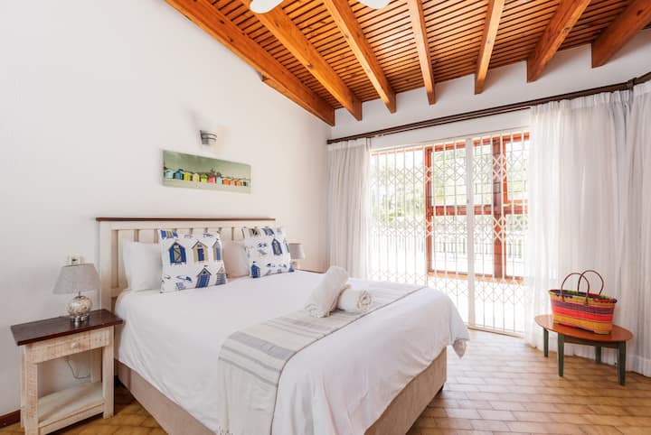 Vila Summer Lodge 1 - Dhoma e katërt e gjumit që hapet në një verandë të gjerë me një pishinë private me buzë që ka pamje mahnitëse nga deti. I përshtatshëm për akomodime pushimesh me vetë-shërbim.