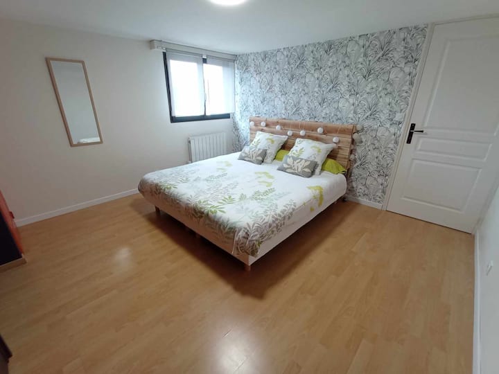 Chumba cha kulala kilicho na kitanda katika 180 X 200 (Maxi Queen )