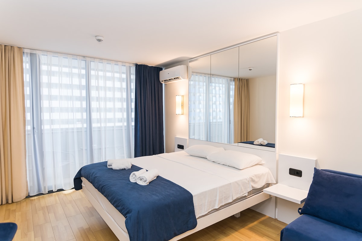 سرير مزدوج يرتدي بياضات جديدة وعالية الجودة، مما يضمن نومًا مريحًا