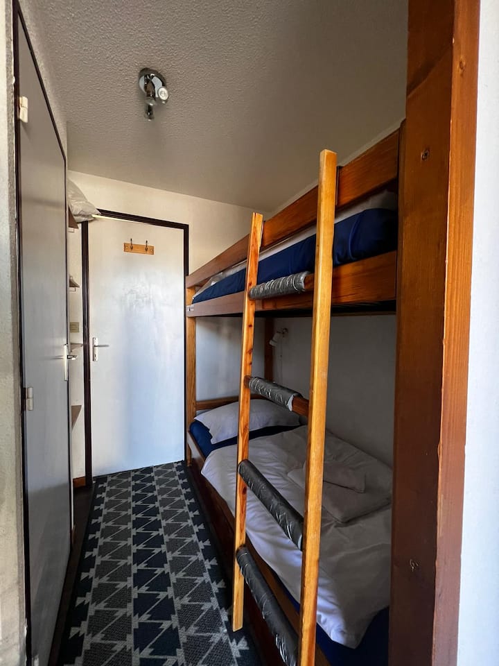 منطقة سرير بطابقين للمدخل 
