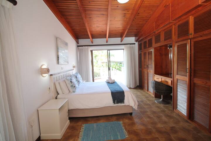 Summer Lodge Villa 2 - חדר שינה ראשי שנפתח גם לפטיו שנמצא מול בריכת השחייה המשותפת. יש מיזוג אוויר בחדר הזה וחדר רחצה צמוד עם אמבטיה. 