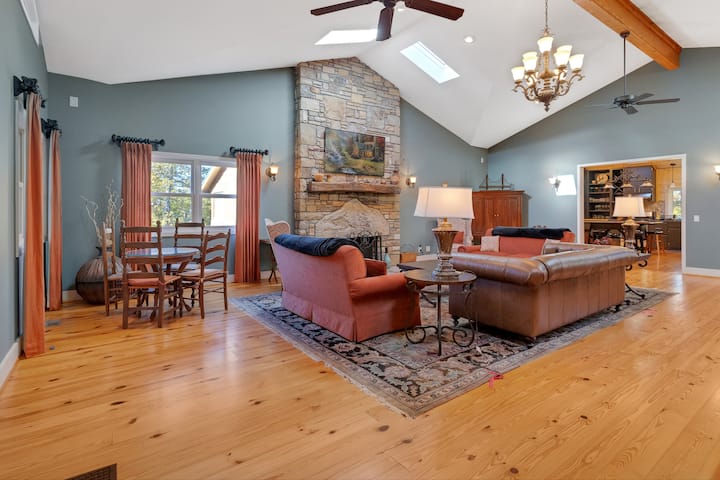 5br/4ba W/ Hot Tub+fire Pit+3300 Sq Ft And 8 Acres - Linville, NC
