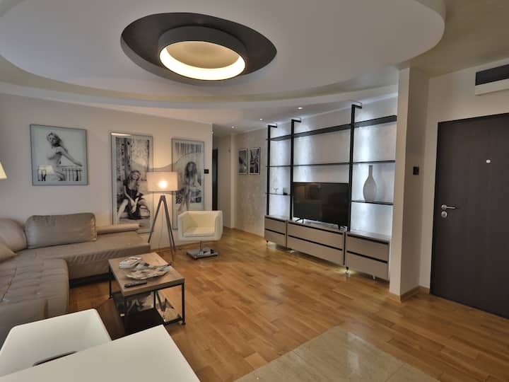 Palace Center, 2 Bedroom, Balcony, Quiet, Bright - Belgrád