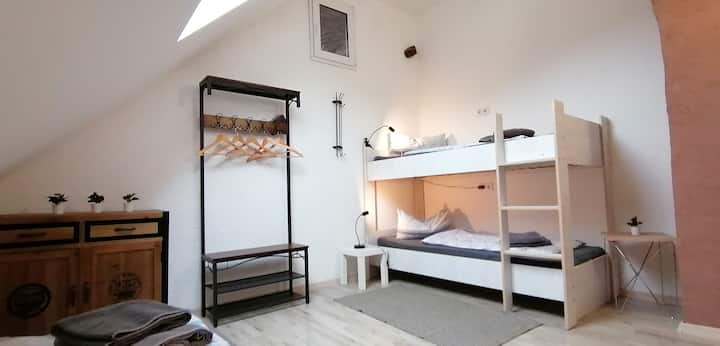 Kreuzkapelle DG: poschodová posteľ (2x 90 x 200 cm), jednolôžko (90 x 200 cm)