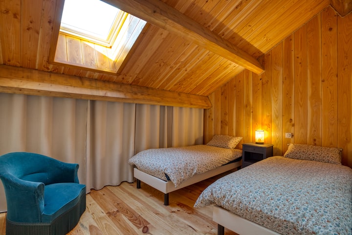 Kozy度假木屋西层客房。 Lits jumeaux modulables. Dressing.
Le Jardin de Lyno ，非典型和生态小屋，位于多尔多涅Périgord Noir的Belvès ，带泳池和北欧浴场。