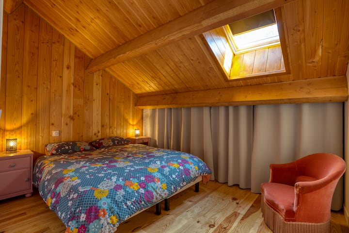 Kozy度假木屋的东部客房。 Lits jumeaux modulables. Dressing.
Le Jardin de Lyno ，非典型和生态小屋，位于多尔多涅Périgord Noir的Belvès ，带泳池和北欧浴场。