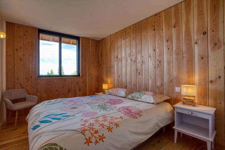 Kozy乡村小屋的一楼房间。 标准双人床。更衣室。
Le Jardin de Lyno ，位于多尔多涅Périgord Noir的Belvès ，安静的非典型和生态小屋，带泳池和北欧浴场。