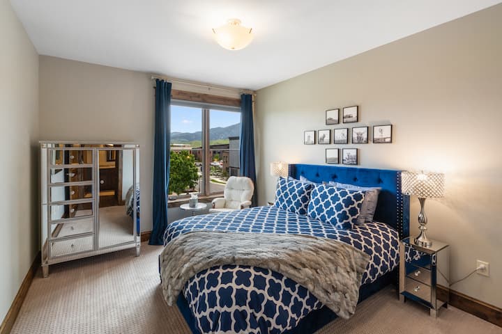 第二间卧室配有标准双人床和衣橱