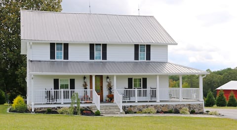 Magnolia Grace - Elegant farmhouse on Alpaca Farm