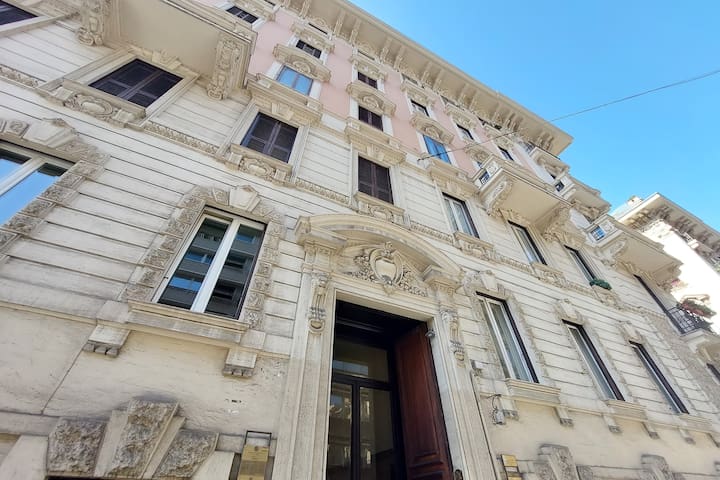 Grande appartamento Via del Corso (by Flatinrome)