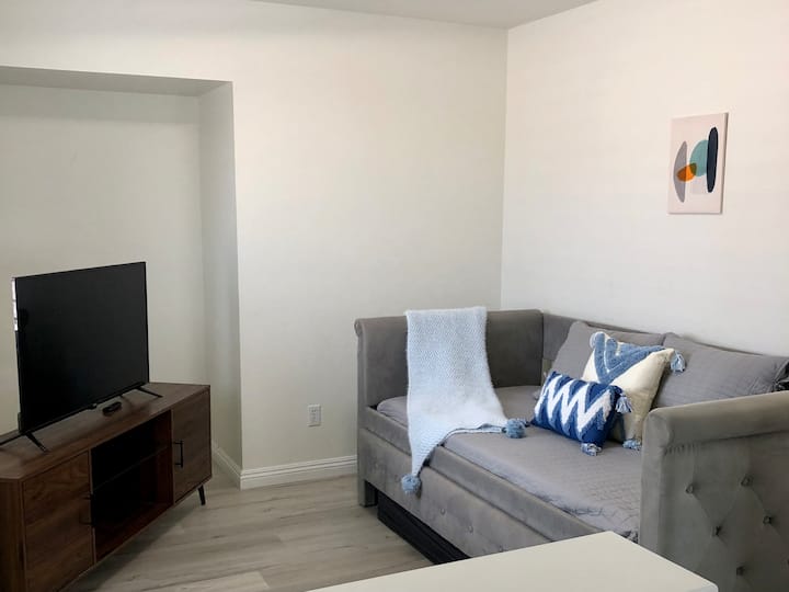 يمكن استخدام غرفة الجلوس داخل غرفة النوم الرئيسية كمساحة مكتبية