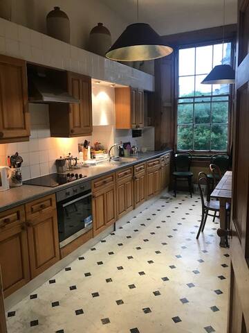 VERY POPULAR, CENTRAL 5-BEDROOM APARTMENT. gallery image 4