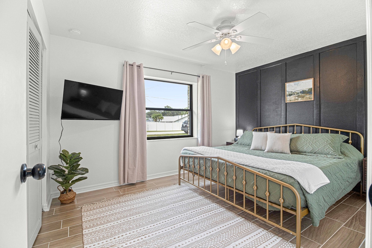 ห้องนอน 3 มีสมาร์ททีวี Roku ขนาด 40 "และเตียงคิงไซส์